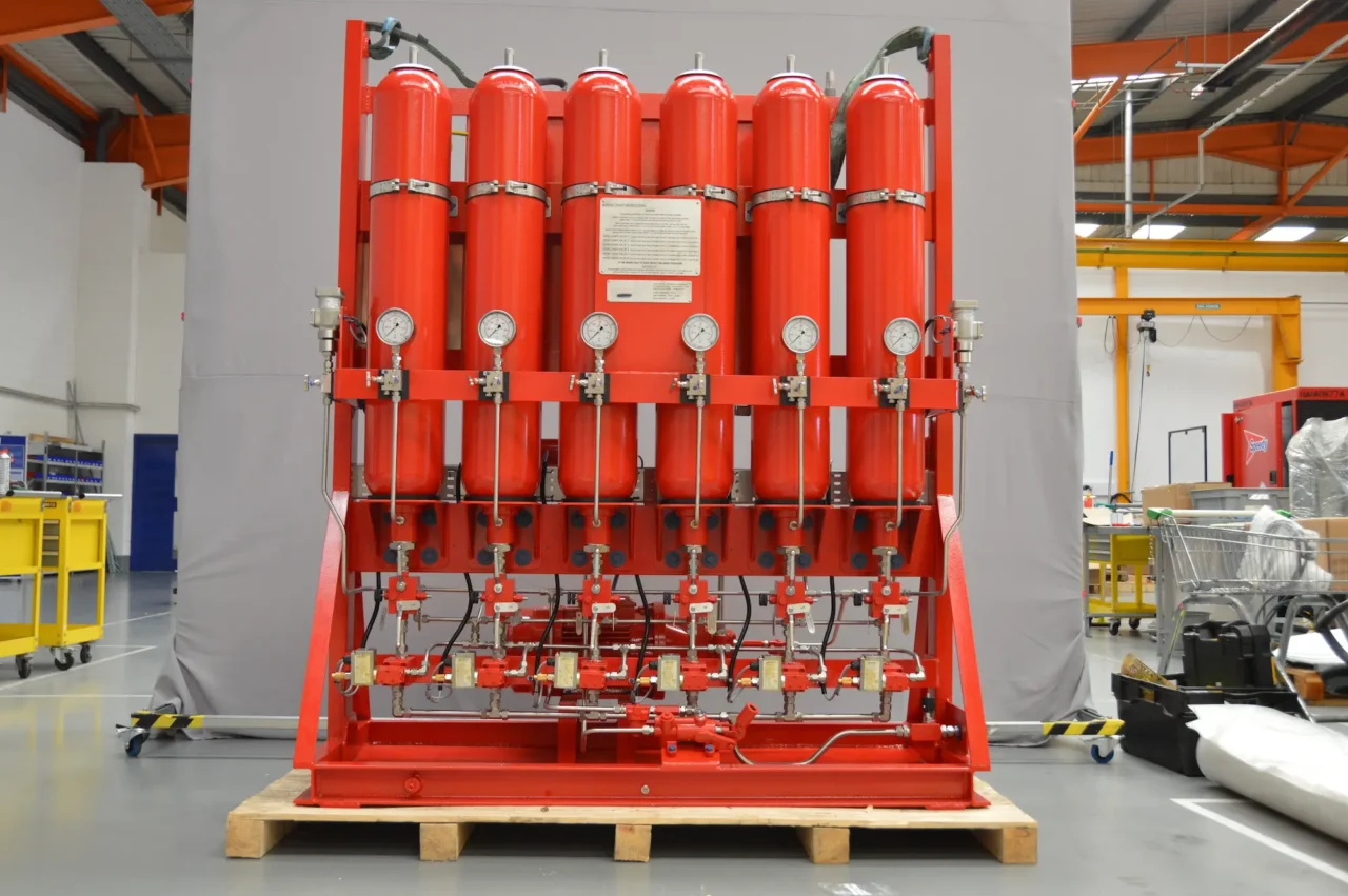 Hydraulic starting system with a bank of accumulator cylinders that store the cranking energy